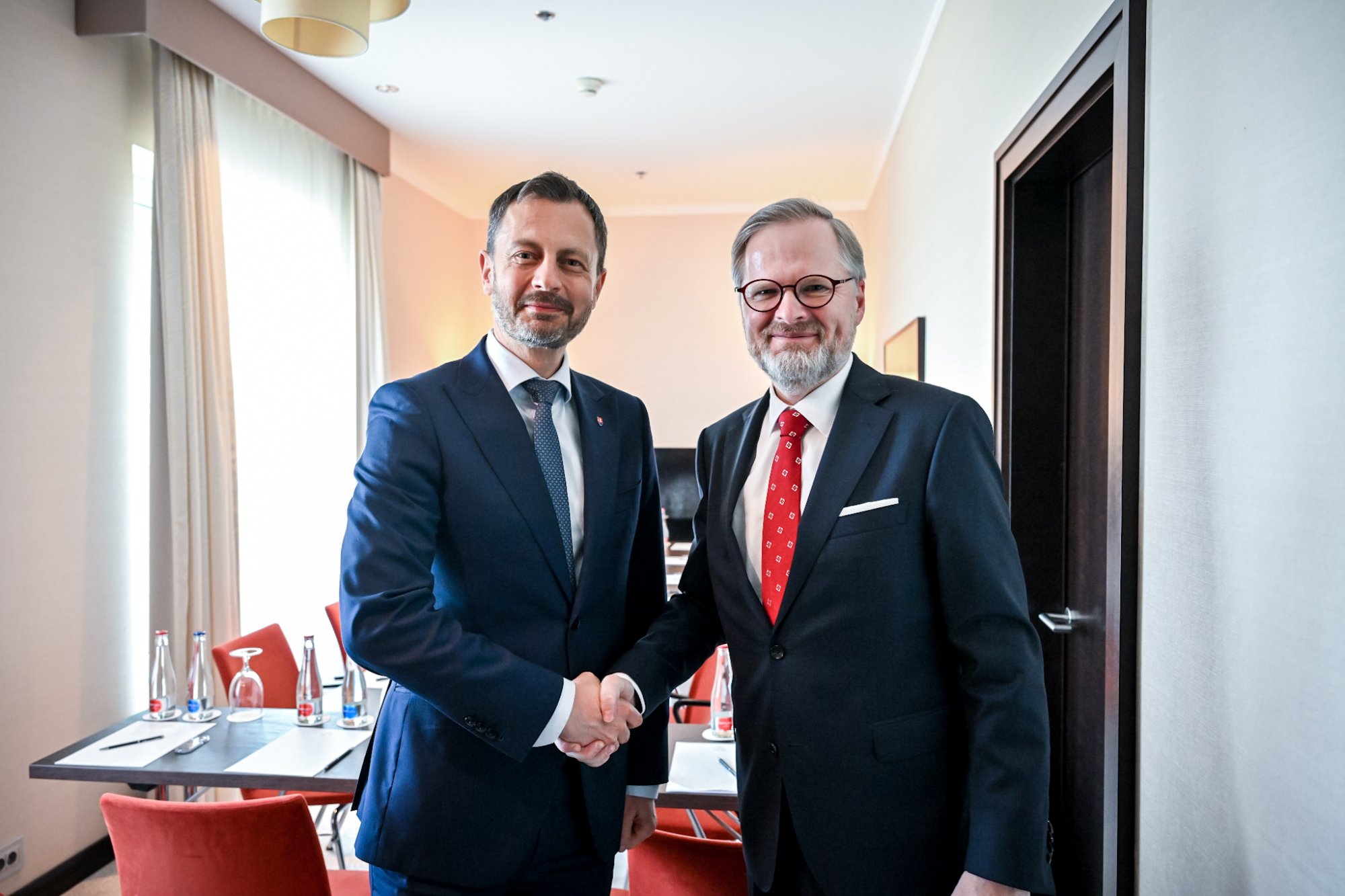 Premiér Fiala jednal v Bratislavě s francouzským prezidentem Macronem a slovenským premiérem Ódorem