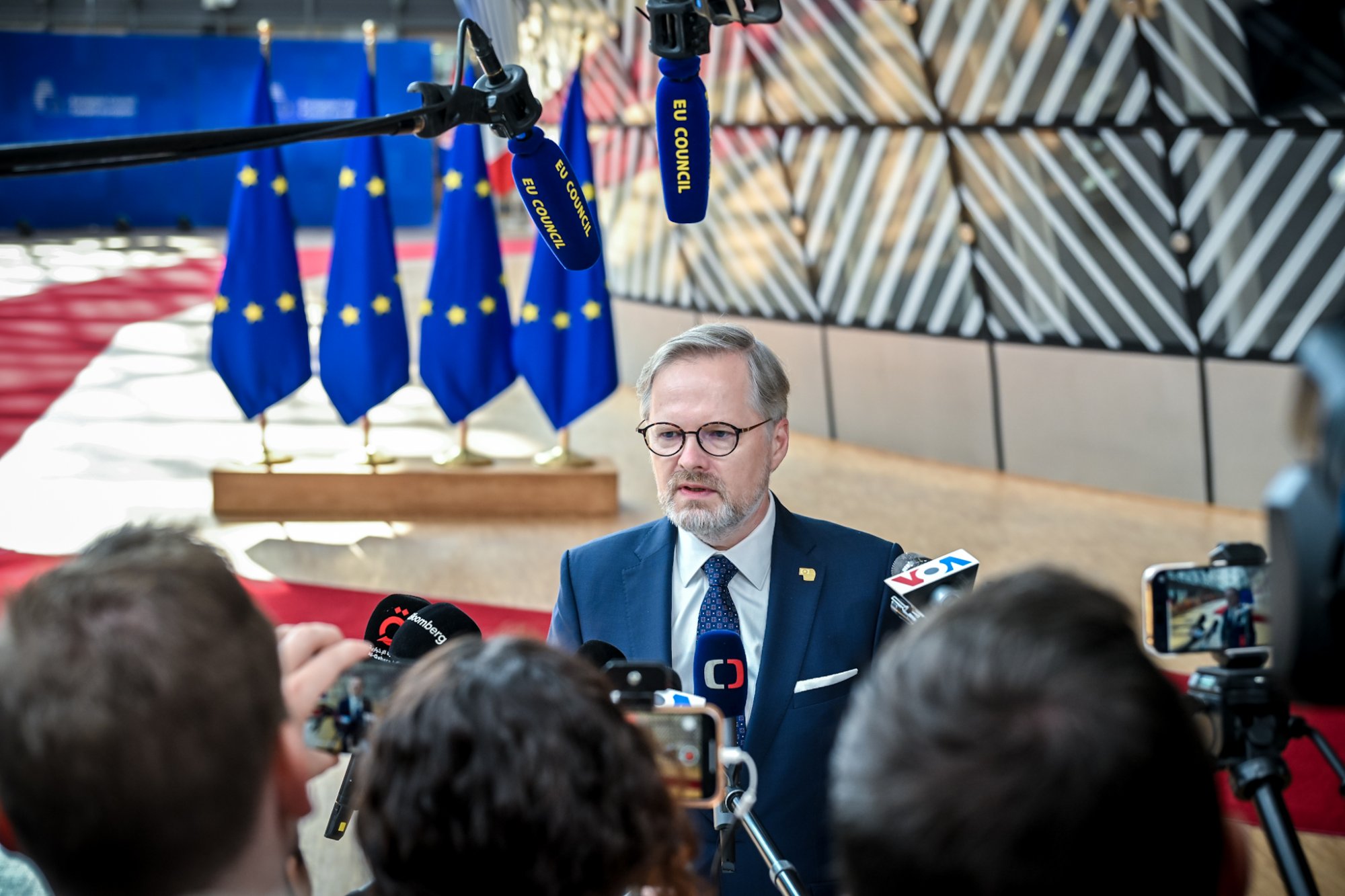 Lepší ochrana vnější hranice, rychlejší návratová politika a více peněz pro Česko. Petr Fiala uspěl na Evropské radě