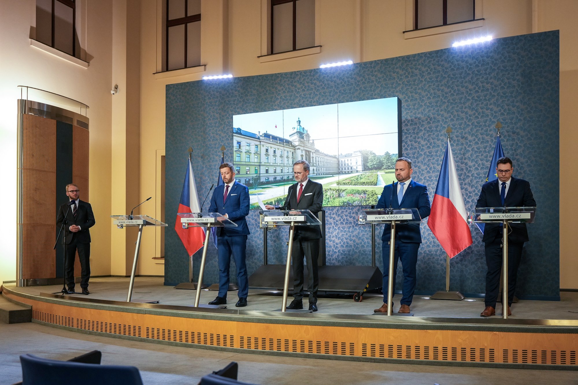 Vláda schválila návrh legislativních změn realizujících ozdravný balíček, navýšit chce rodičovský příspěvek
