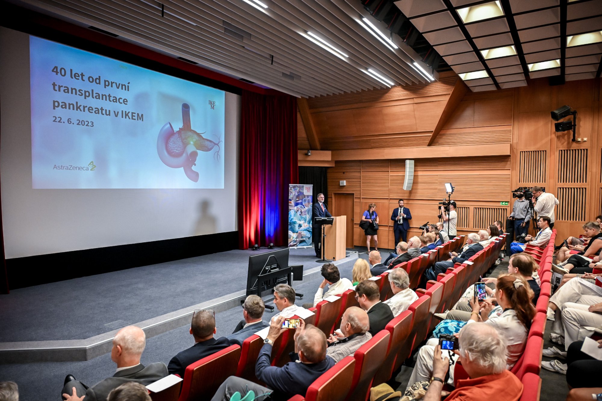 Premiér Petr Fiala navštívil Institut klinické a experimentální medicíny