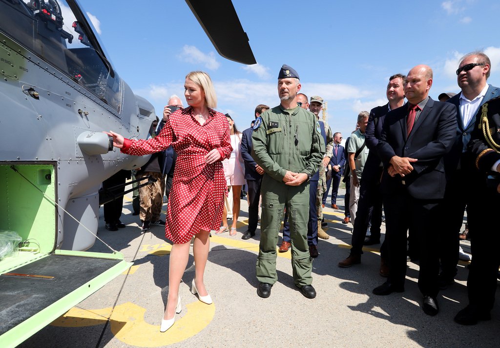 Ministryně obrany a šéf armády slavnostně převzali nové americké vrtulníky, další dva stroje dnes přilétly