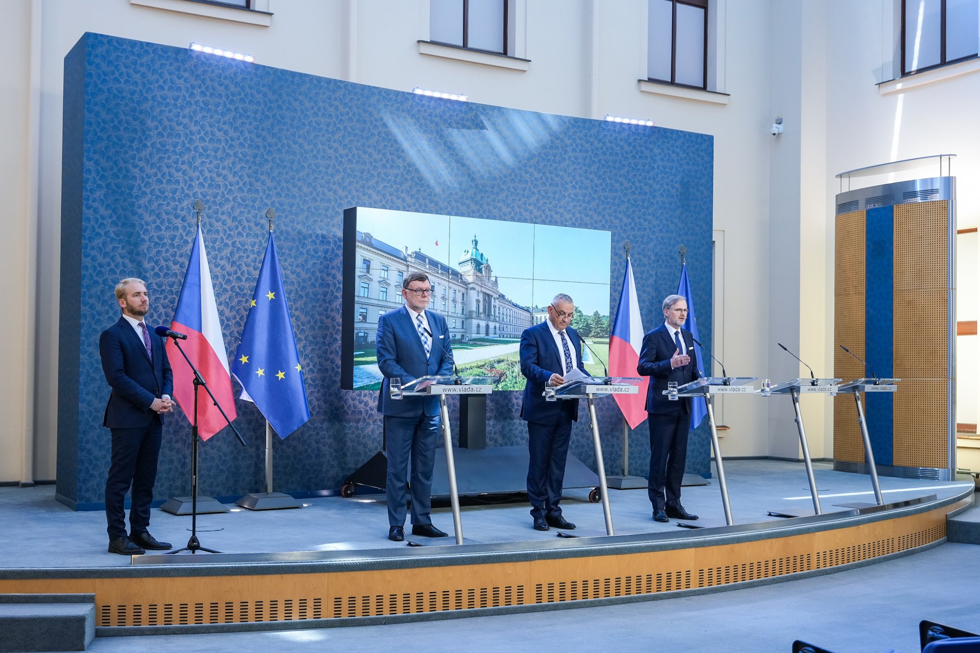 Vláda schválila nákup plynových zásobníků i návrh zákona o pojištění odpovědnosti vozidel