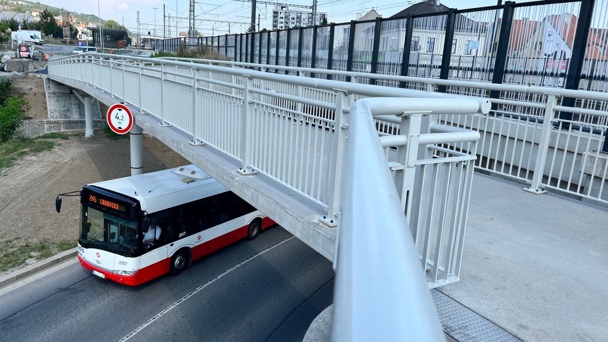 Obě lávky pro chodce i cyklisty míří do plného provozu