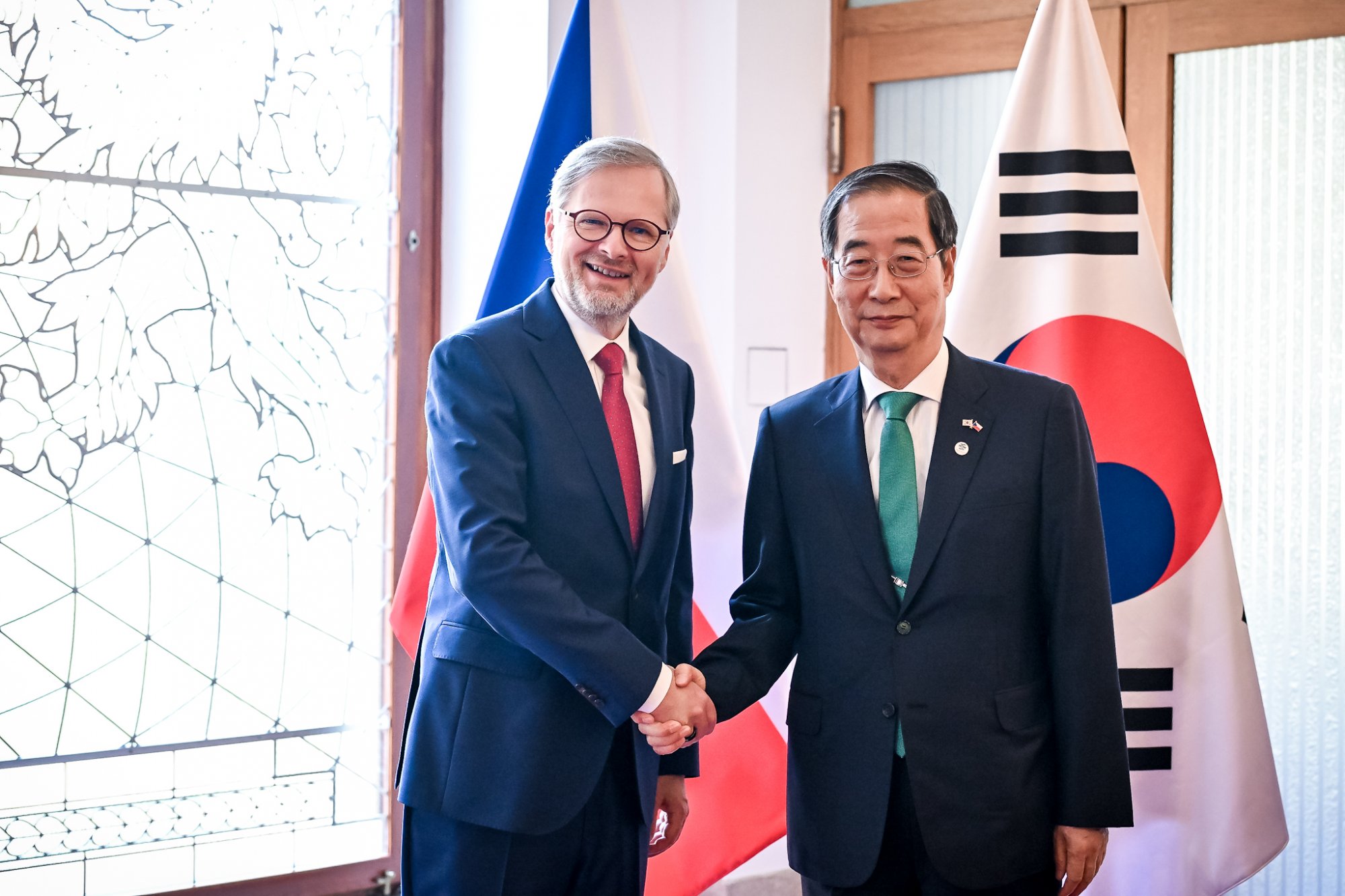 Premiér Fiala jednal se svým jihokorejským protějškem Han Duck Soo o podpoře investic i rozvoji jaderné energetiky