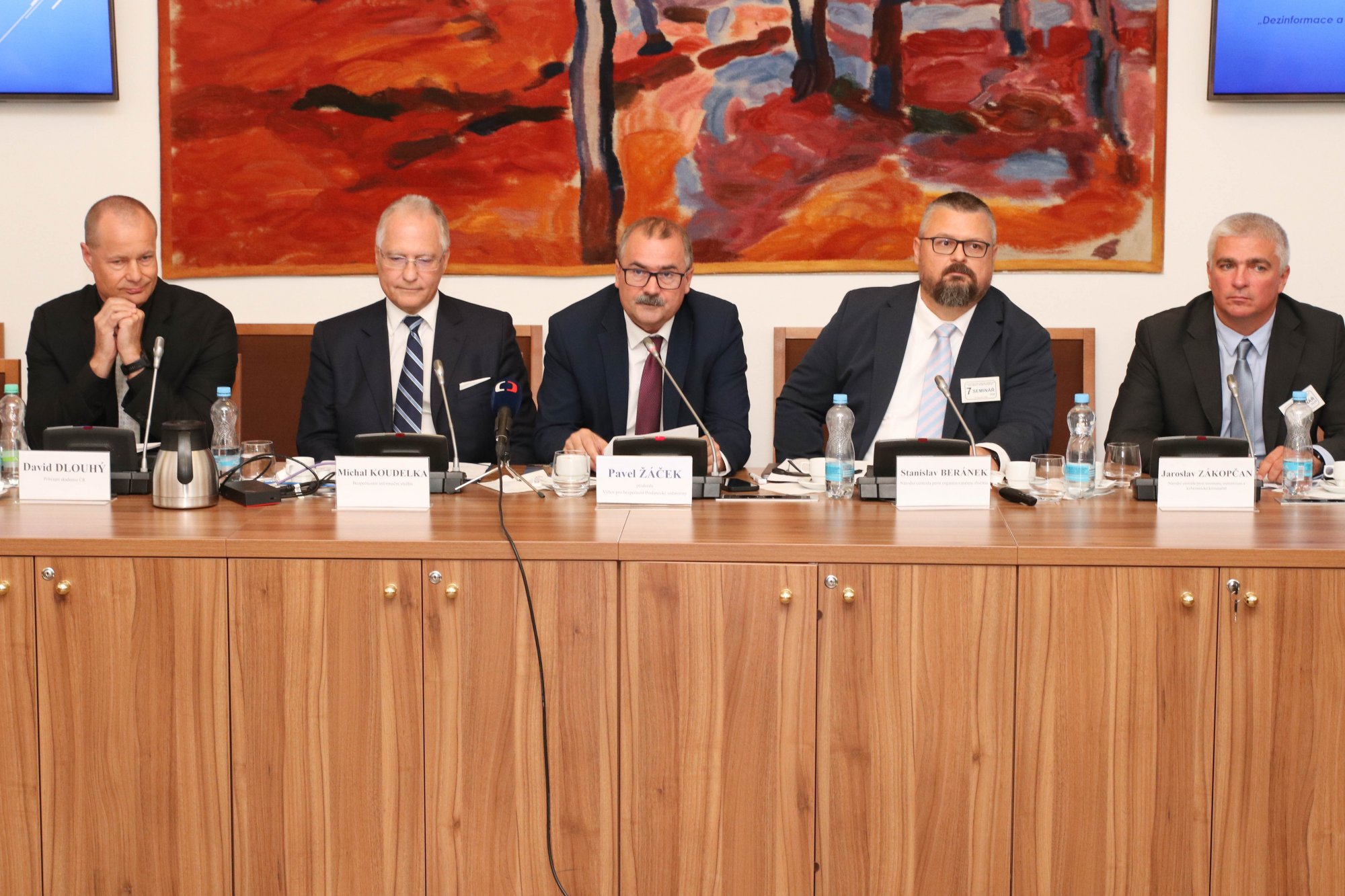 Dezinformační kampaně přímo ohrožují demokracii, vláda se tímto problémem zabývá a musí jej řešit komplexně