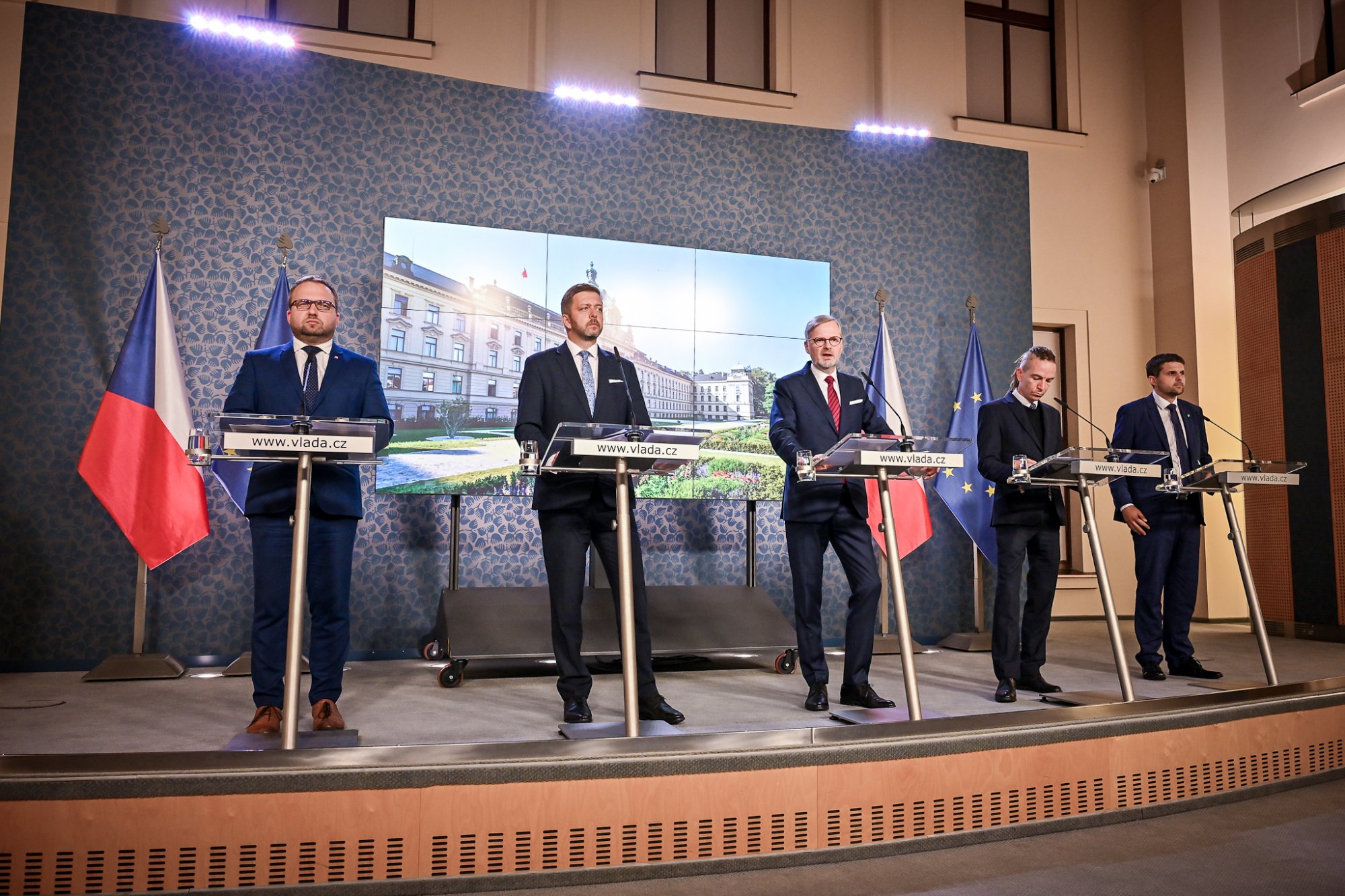 Vláda se zabývala zajištěním bezpečného návratu Čechů z Izraele a schválila strategii rodinné politiky do roku 2030