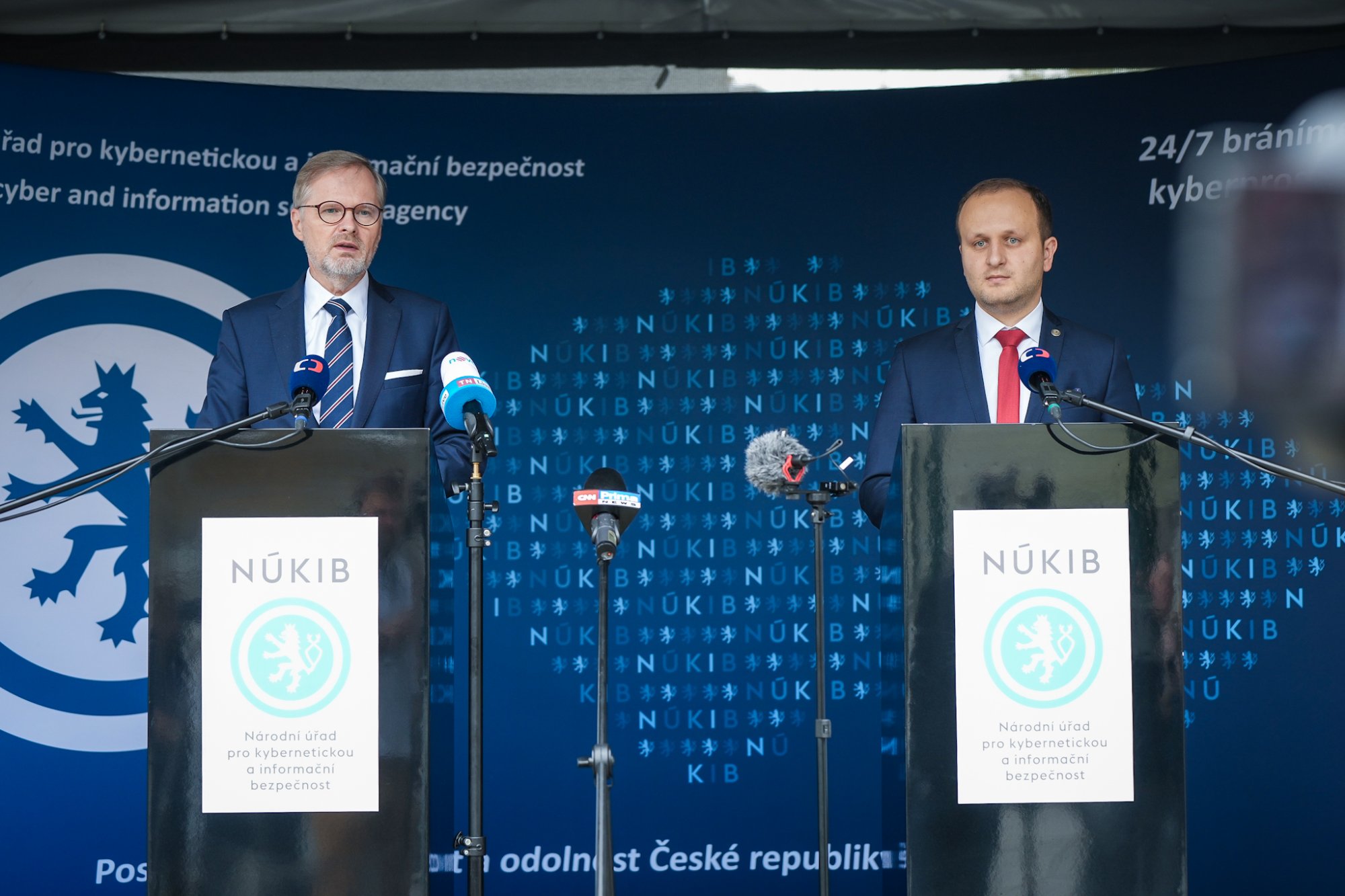 Premiér Fiala jednal s vedením NÚKIB a navštívil kontrolní stanoviště policie na přechodu Lanžhot