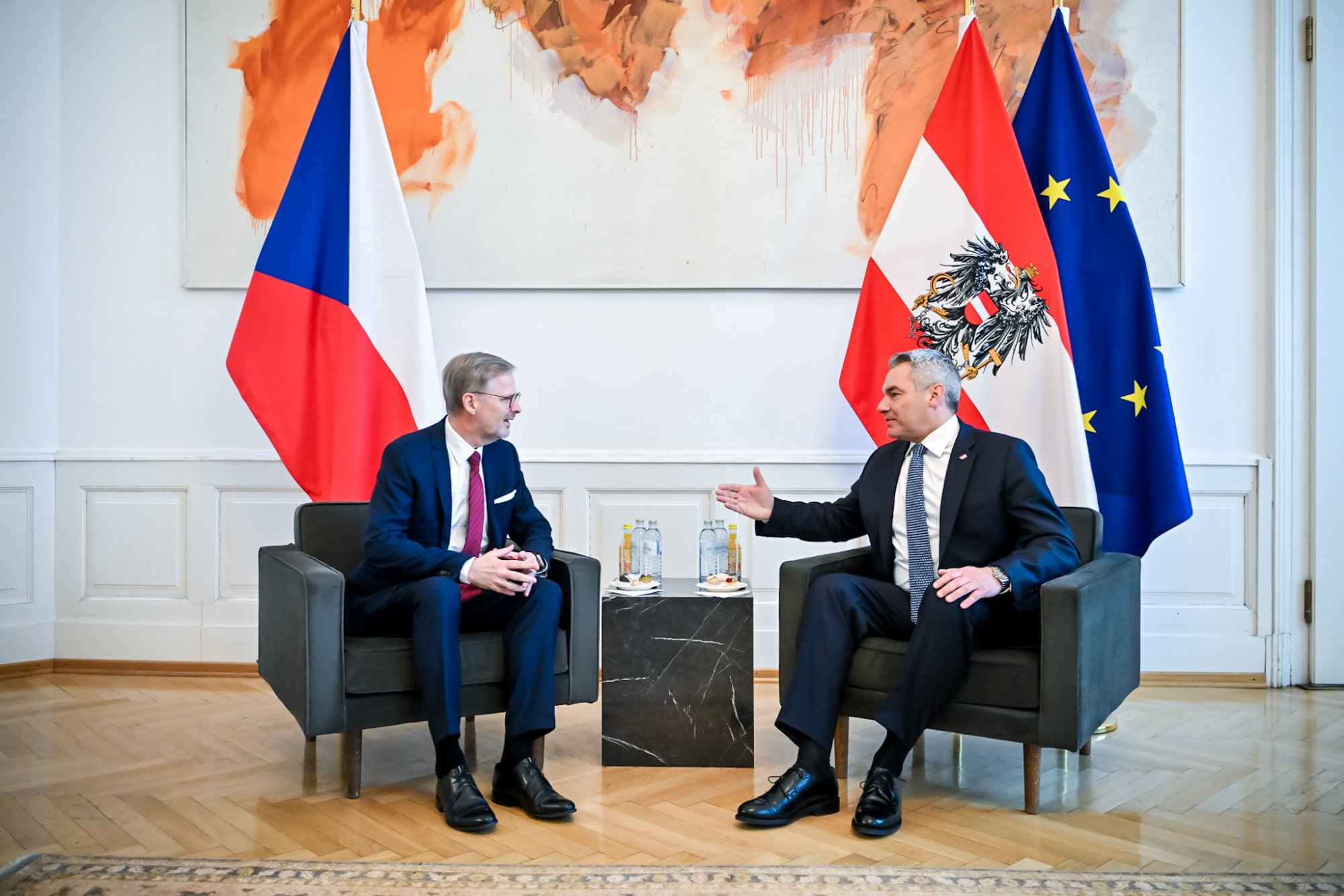 Premiér Fiala jednal s rakouským kancléřem Nehammerem o řešení nelegální migrace, dopravě a spolupráci v energetice