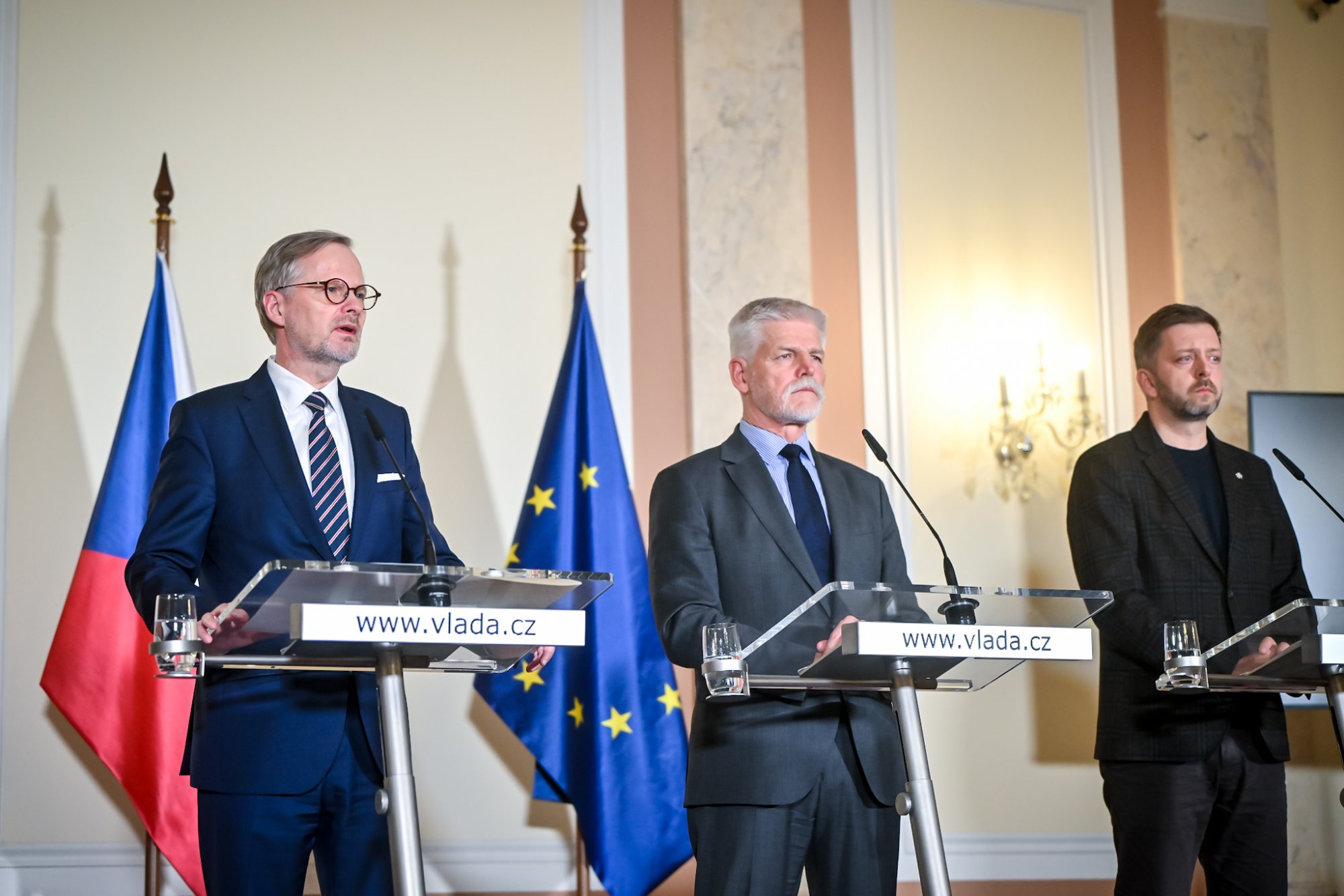 Vláda na mimořádném jednání rozhodla o vyhlášení státního smutku na památku obětí střelce na Filozofické fakultě v Praze