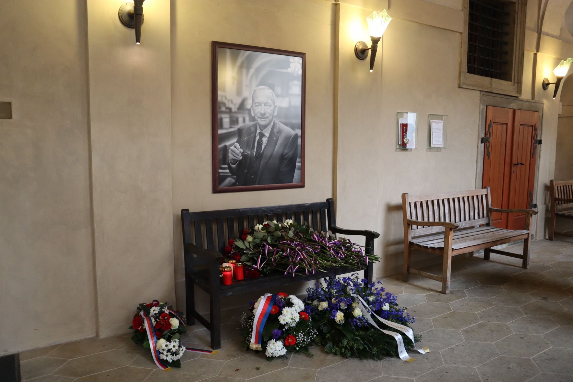 Občanští demokraté připomněli v Senátu smutné čtyřleté výročí od úmrtí Jaroslava Kubery – vzpomínkami, humorem i zapálenou cigaretou