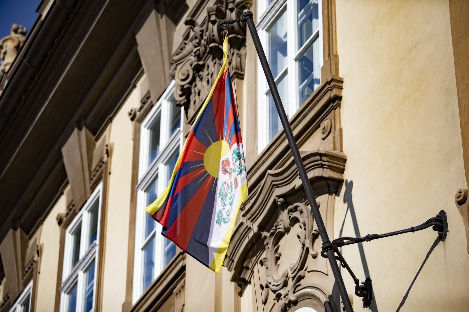 Na budově Senátu znovu vlaje Vlajka pro Tibet