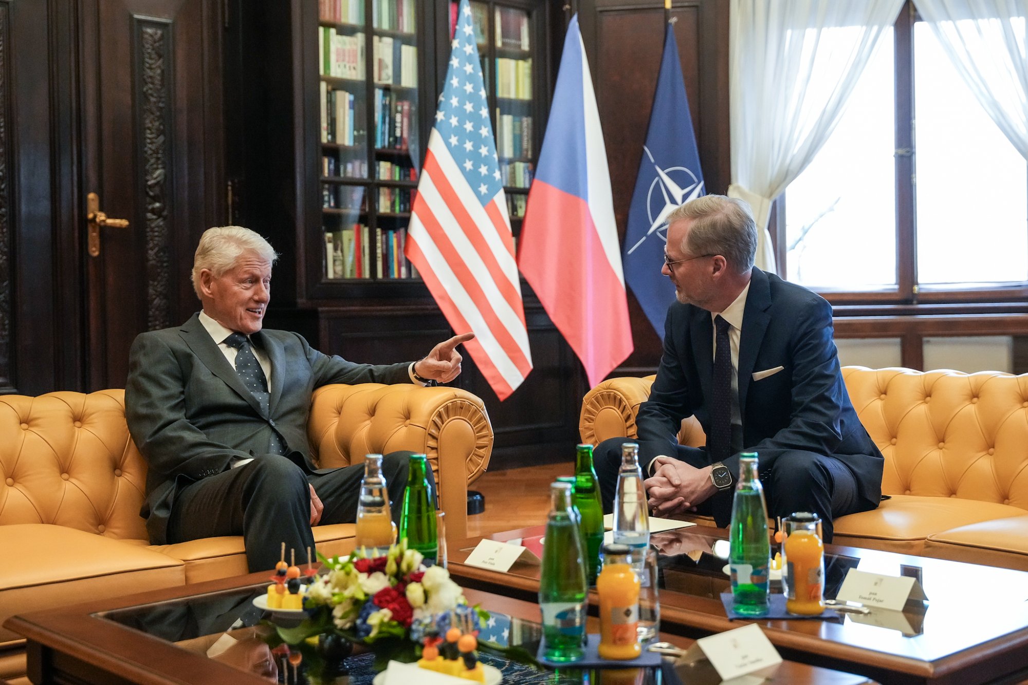 Premiér Fiala se setkal s bývalým prezidentem USA Billem Clintonem