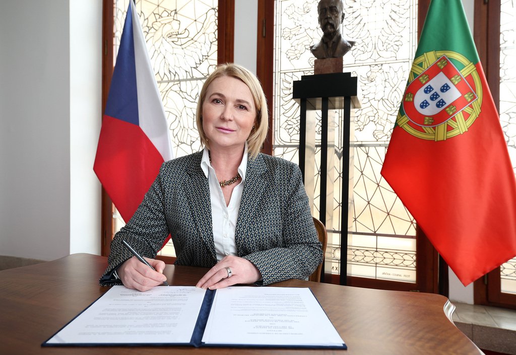 K české muniční iniciativě se připojilo Portugalsko, ministryně podepsaly memorandum