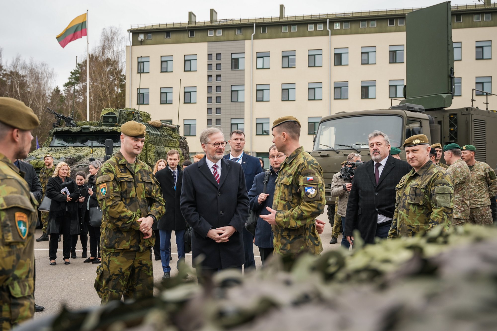 Premiér Fiala navštívil v Litvě české vojáky a ve Vilniusu jednal s dalšími lídry o budoucnosti EU