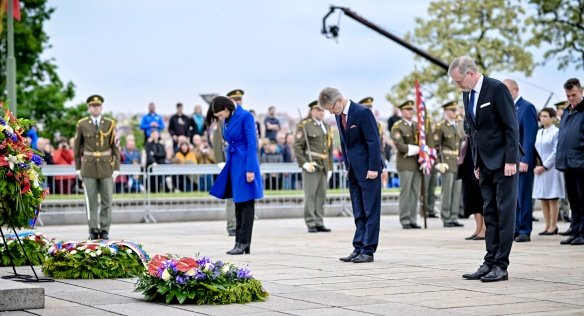 Premiér Fiala uctil výročí konce druhé světové války