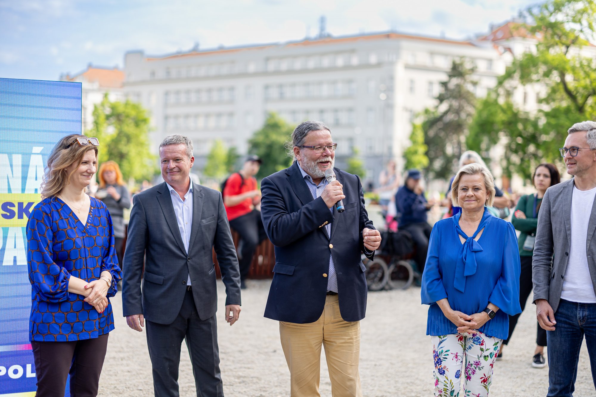 Alexandr Vondra, Veronika Vrecionová a Ondřej Krutílek navštívili Jihomoravský kraj. Ocenili místní podnikatele i zemědělce