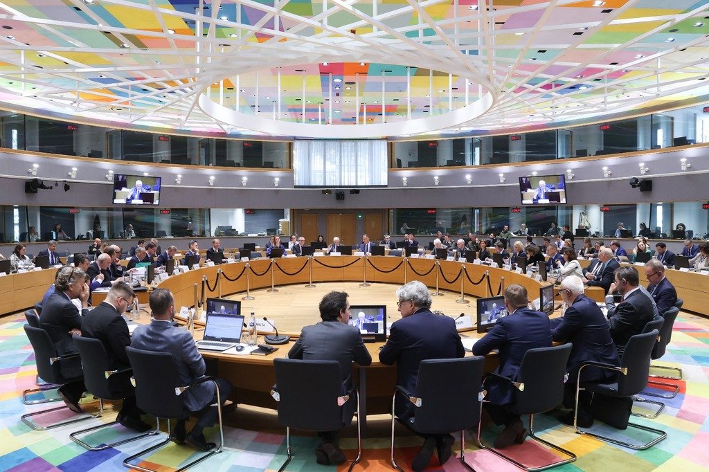 Ministři obrany zemí EU jednali v Bruselu o financování obranného průmyslu a pomoci Ukrajině. K české muniční iniciativě se formálně připojila Litva
