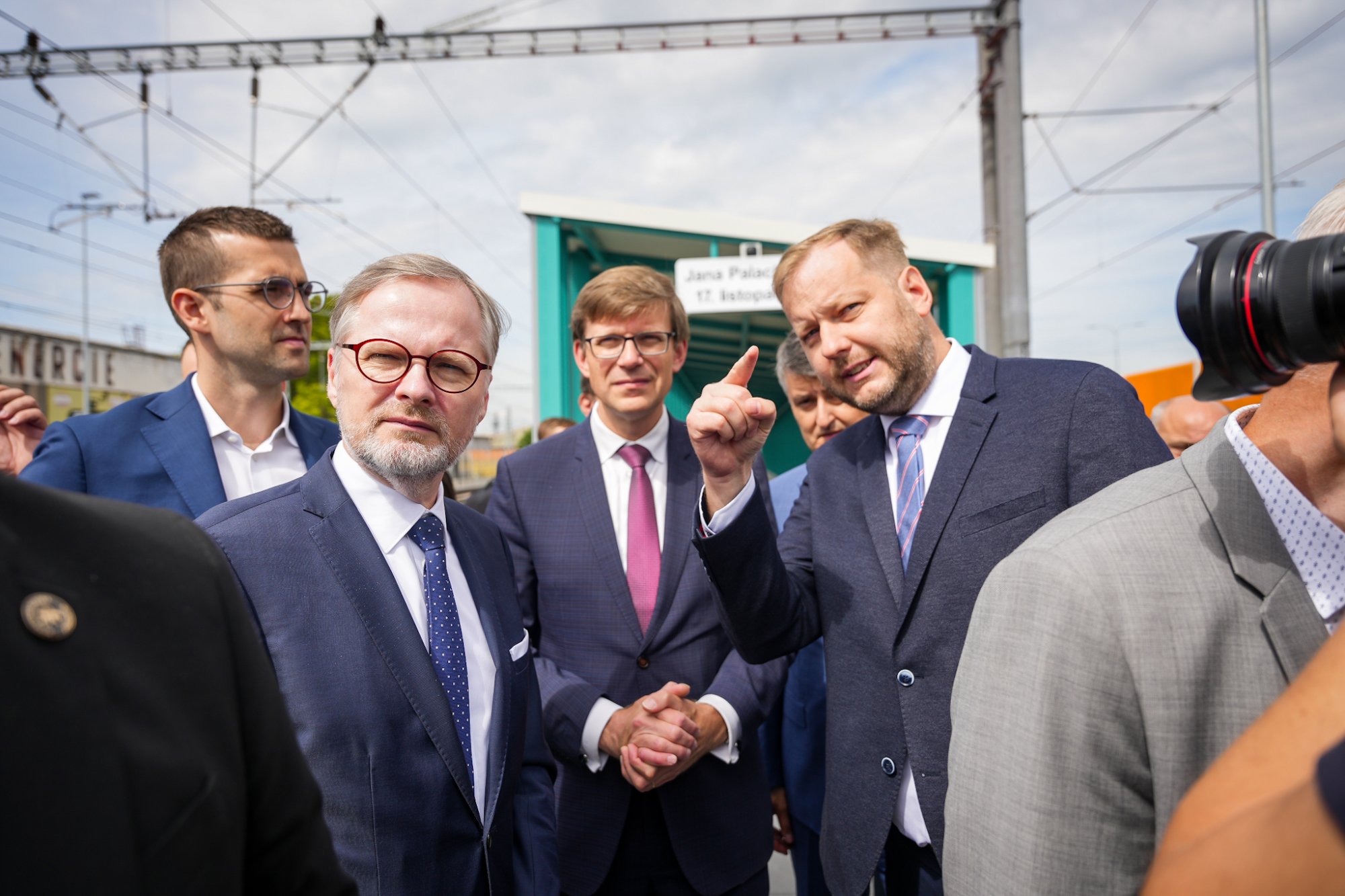 Premiér Fiala v Pardubicích: Chceme, aby cesty vlakem byly rychlejší a spolehlivější, proto investujeme do železnice