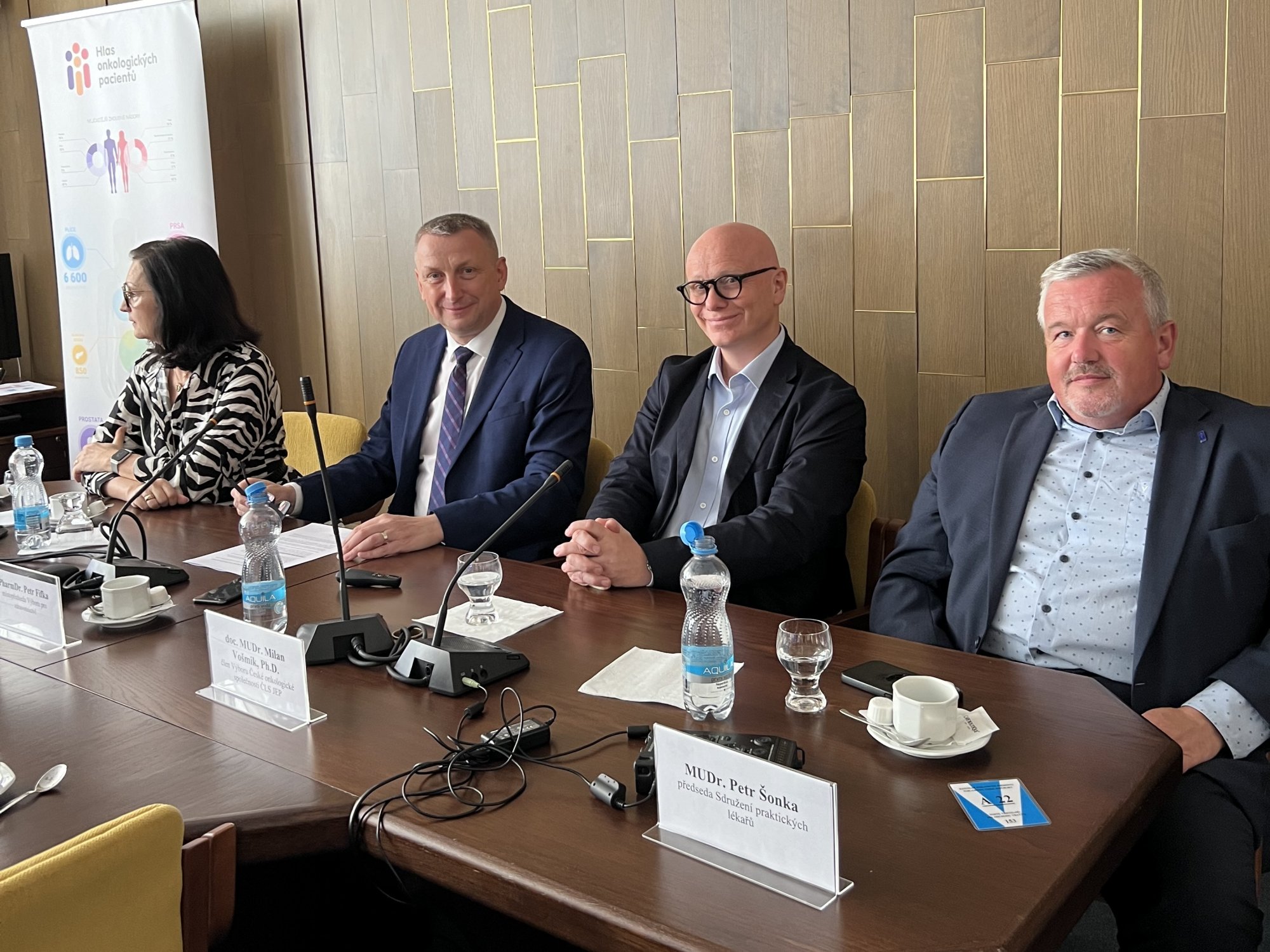 Odborníci u kulatého stolu řešili, jak vymýtit rakovinu. Nositeli nebezpečných virů jsou i muži