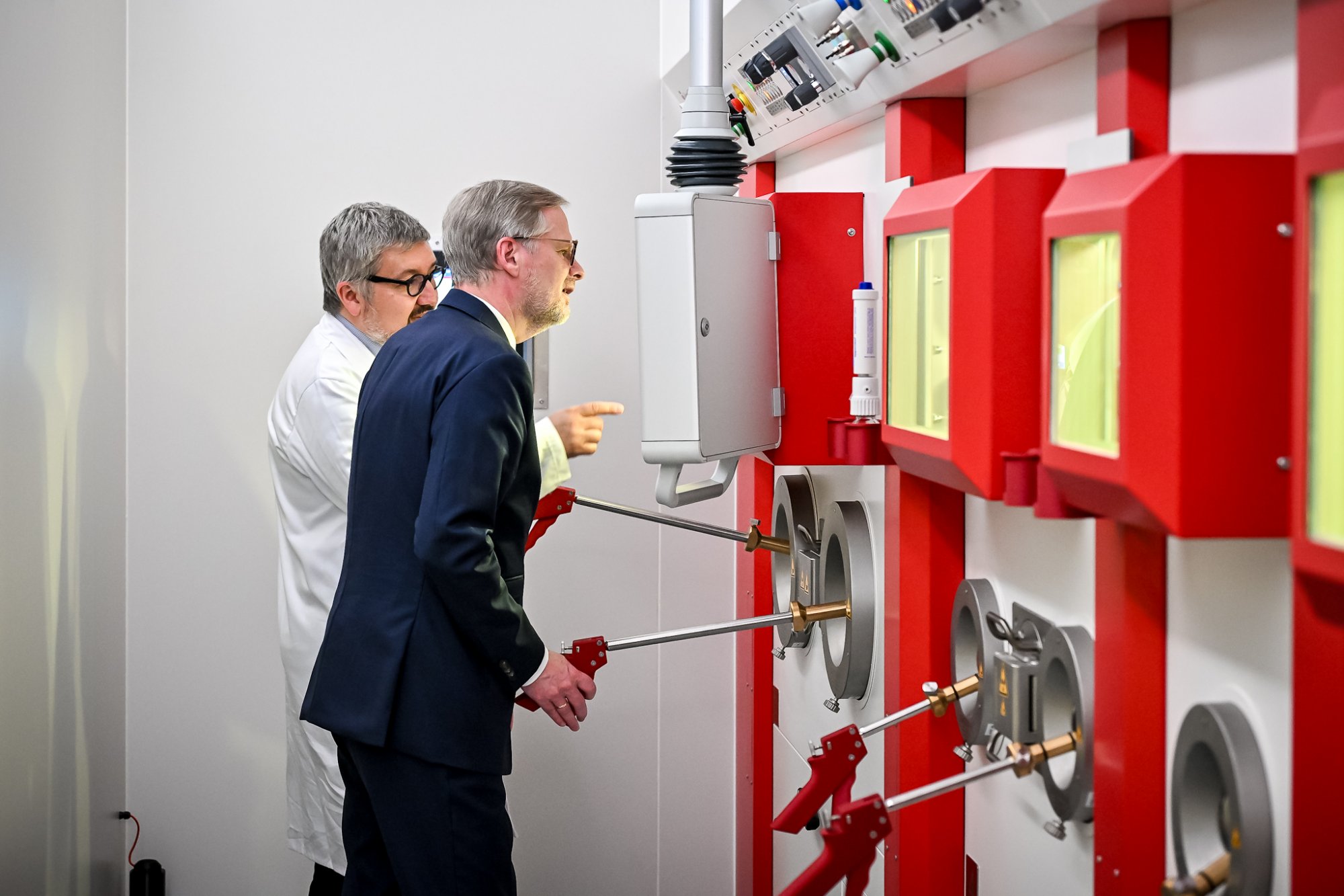 Premiér Fiala: Nová laboratoř v Řeži ukazuje, jak je věda a výzkum důležitá pro naše životy
