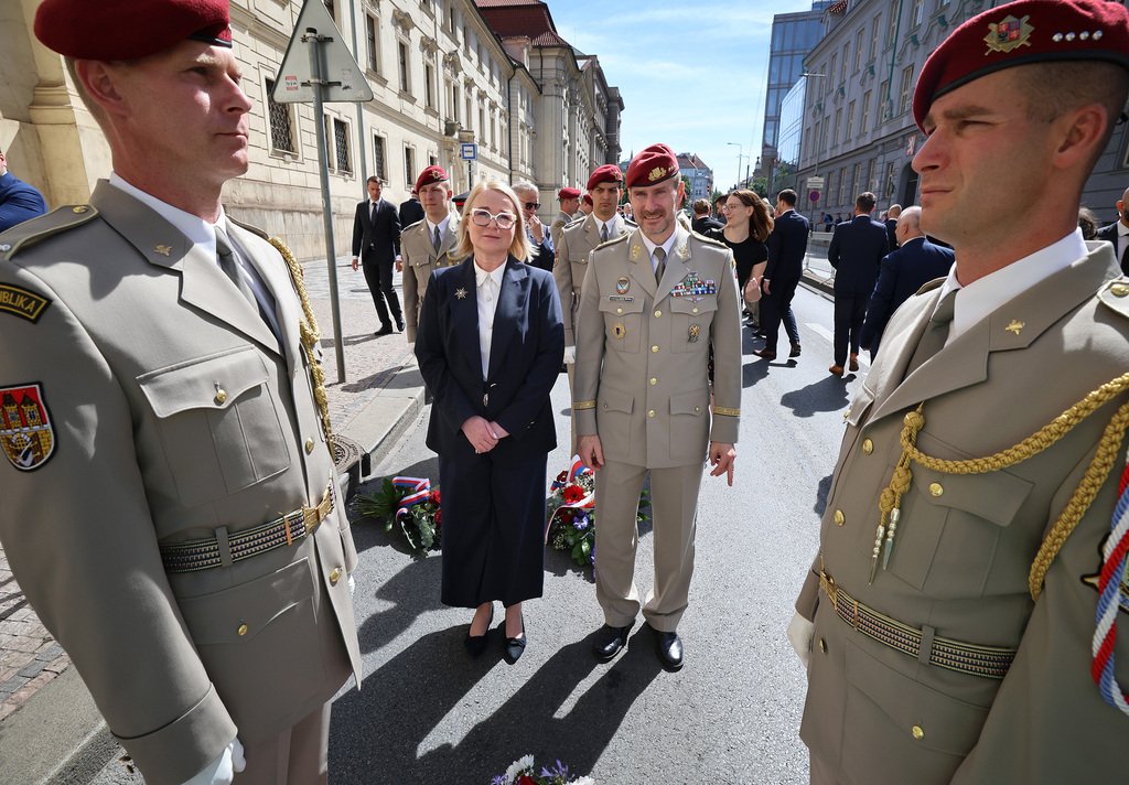 Ministryně obrany a šéf armády uctili památku čs. parašutistů