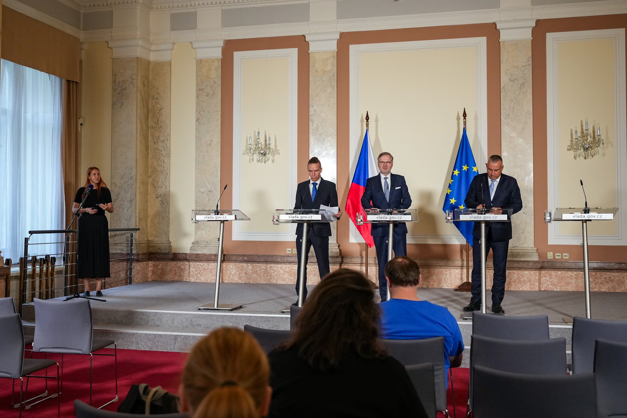 Vláda navrhne eurokomisařem za Česko Jozefa Síkelu, chce také změnou zákona posílit obranyschopnost státu