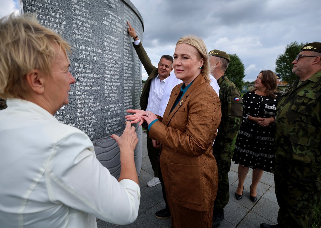 Ministryně obrany Černochová navštívila Ukrajinu, uctila padlé z 1. i 2. světové války