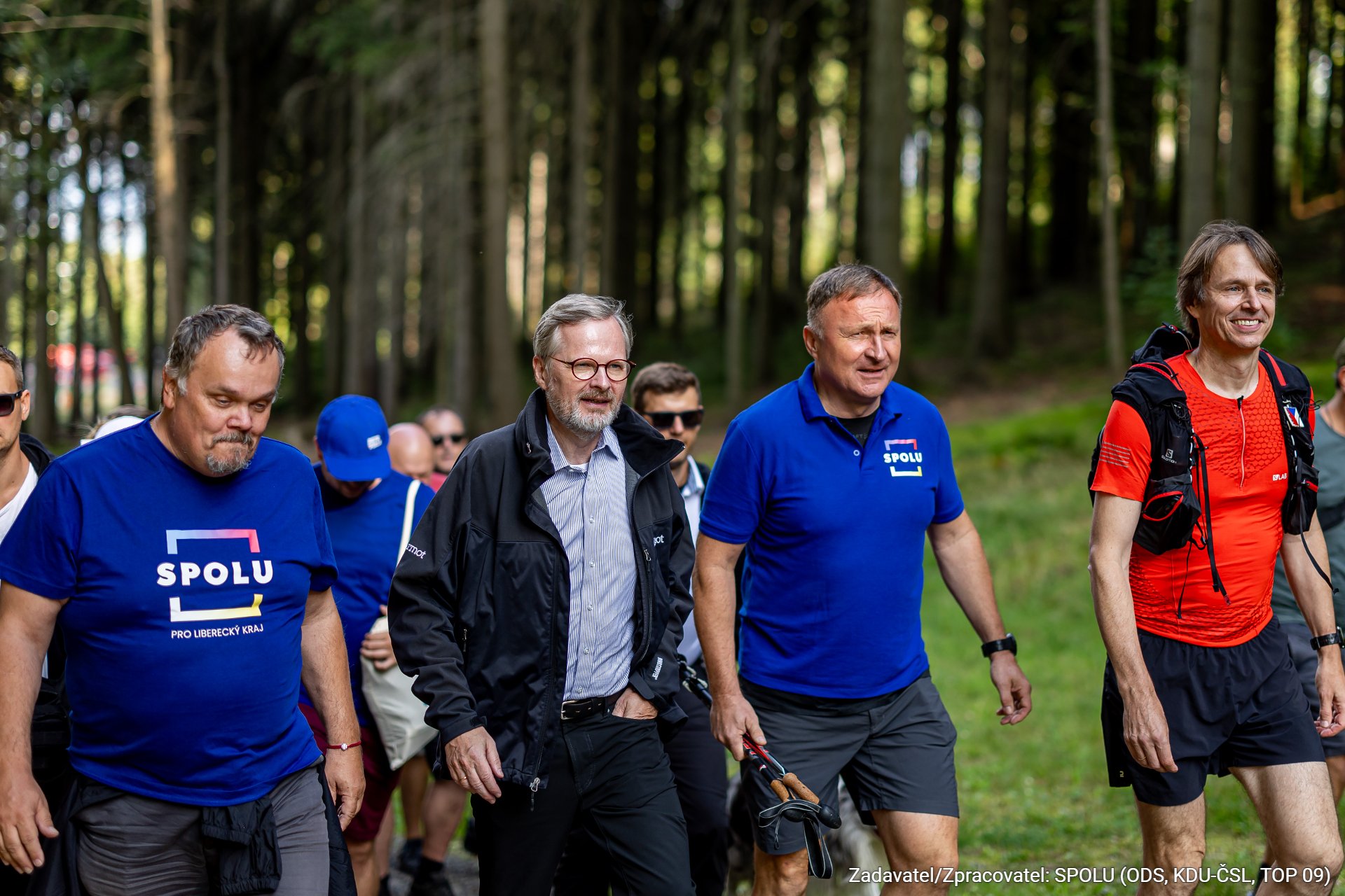 Petr Fiala přijel výšlapem na Ještěd podpořit kandidáty do zastupitelstva Libereckého kraje