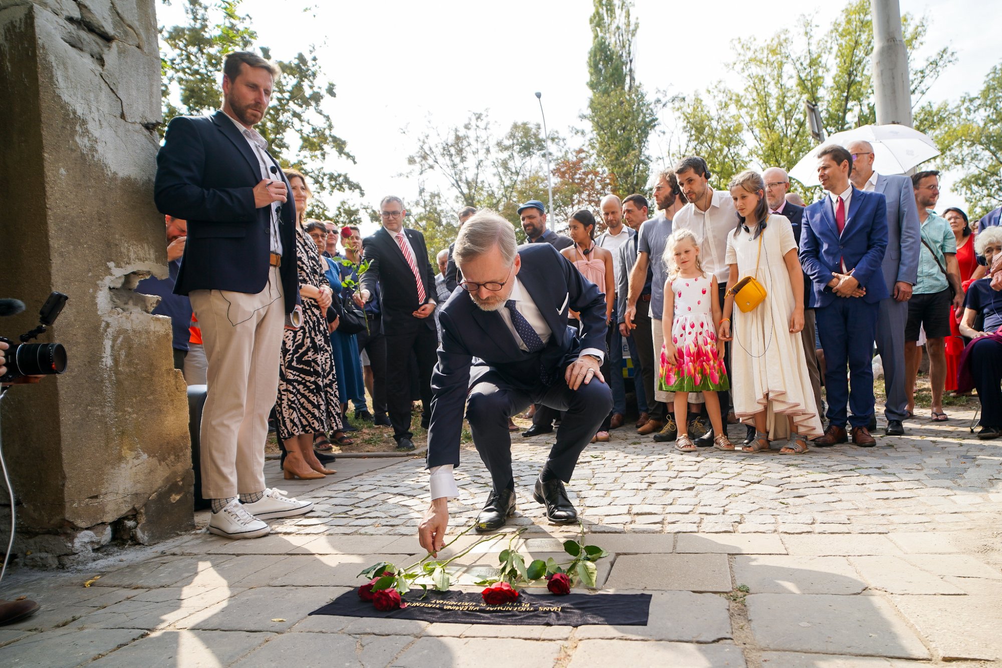 Premiér Fiala při odhalení Kamenů zmizelých: Naší povinností je, udělat vše pro to, aby žádný totalitní režim nezvítězil