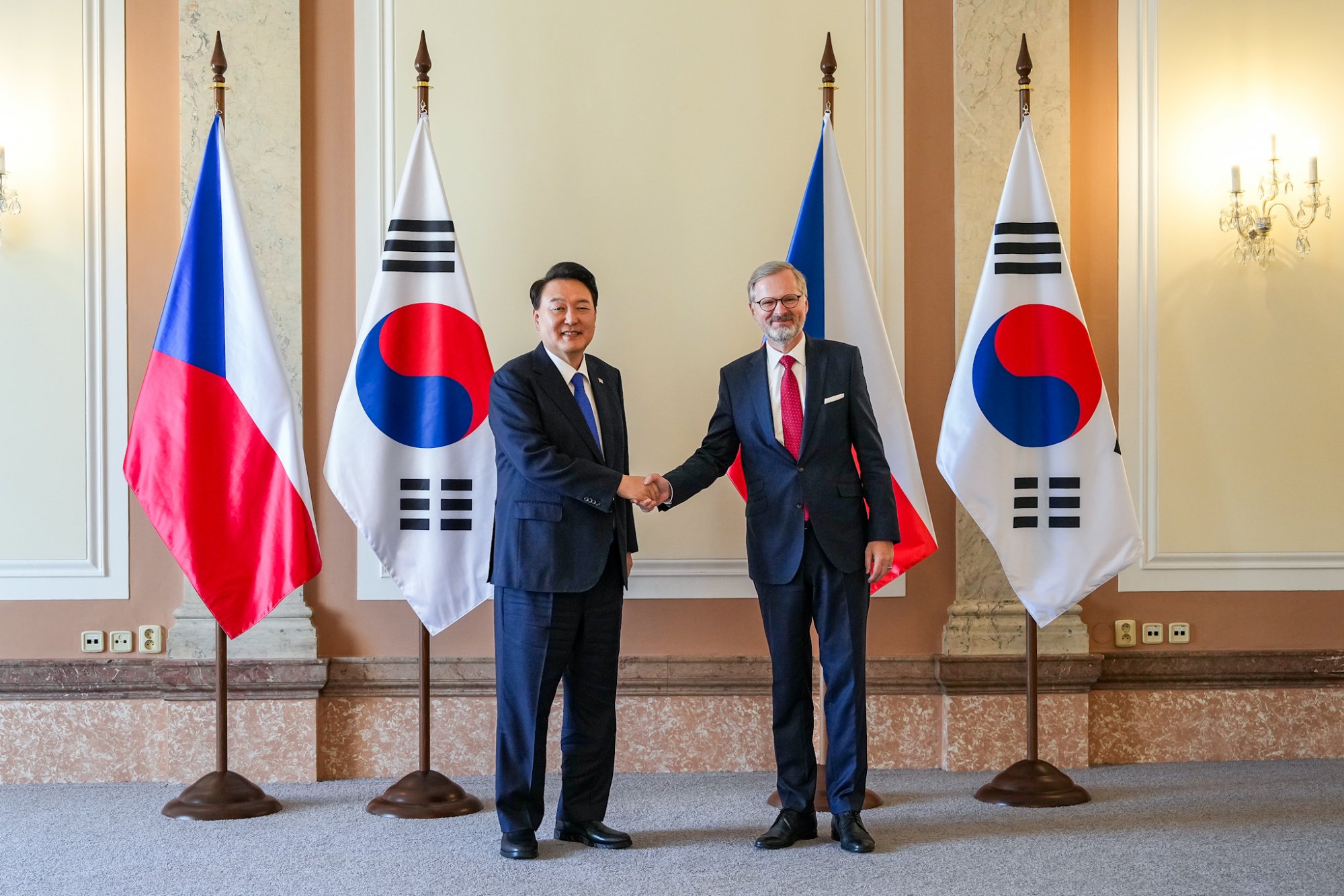 Premiér Fiala jednal s korejským prezidentem Jun Sok-jolem o zapojení českého průmyslu do dostavby Dukovan a rozvoji ekonomické spolupráce