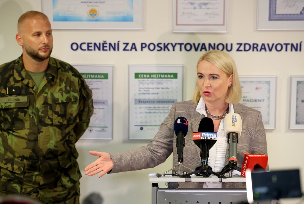 Ministryně obrany Jana Černochová si prohlédla ukázku výuky první pomoci v bojových podmínkách
