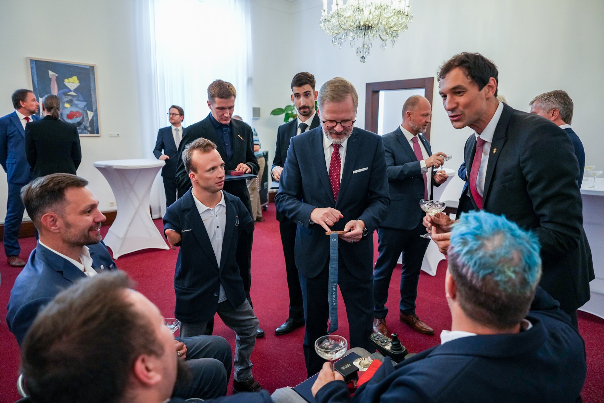 Premiér Fiala přivítal ve Strakově akademii medailisty z Paříže