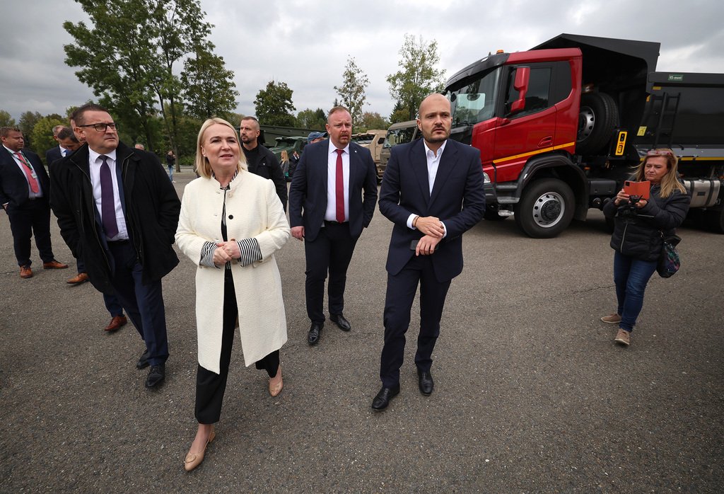 Ministryně navštívila Tatru v Kopřivnici a převzala dar pro ukrajinské vesnice