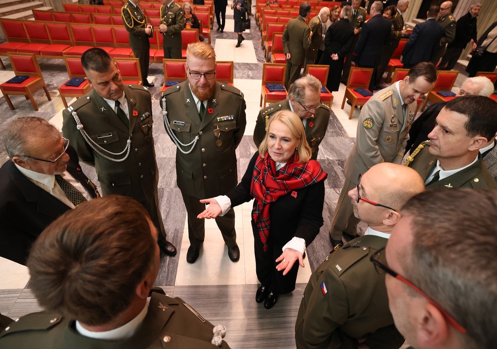 Je naší povinností válečným veteránům pomáhat, řekla ministryně obrany Jana Černochová při oslavě jejich svátku