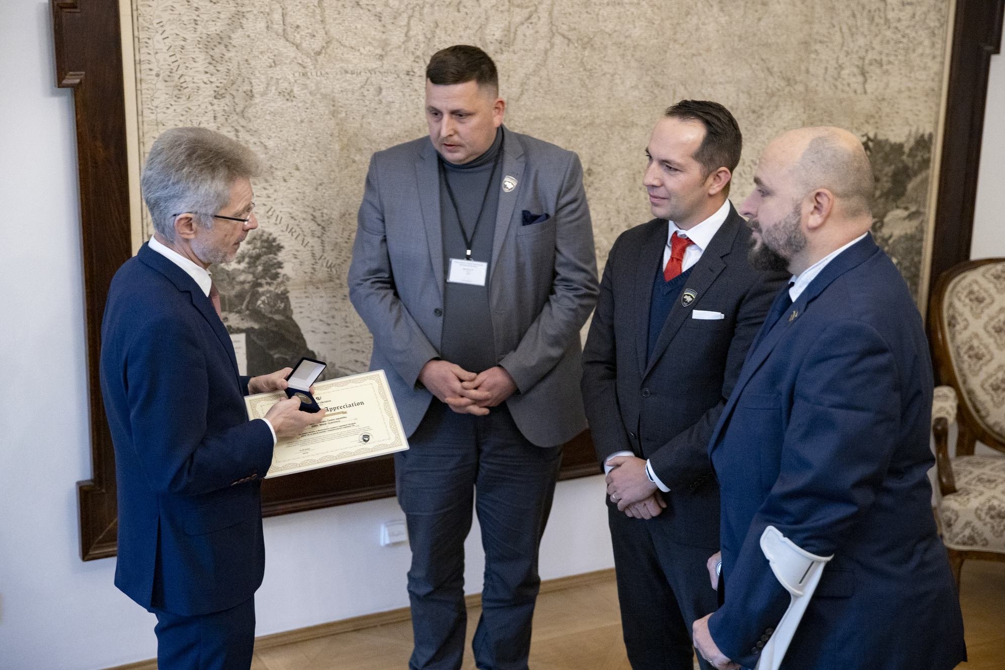 Předseda Senátu Miloš Vystrčil převzal ocenění od spolku Team 4 Ukraine za vytrvalou podporu Ukrajiny