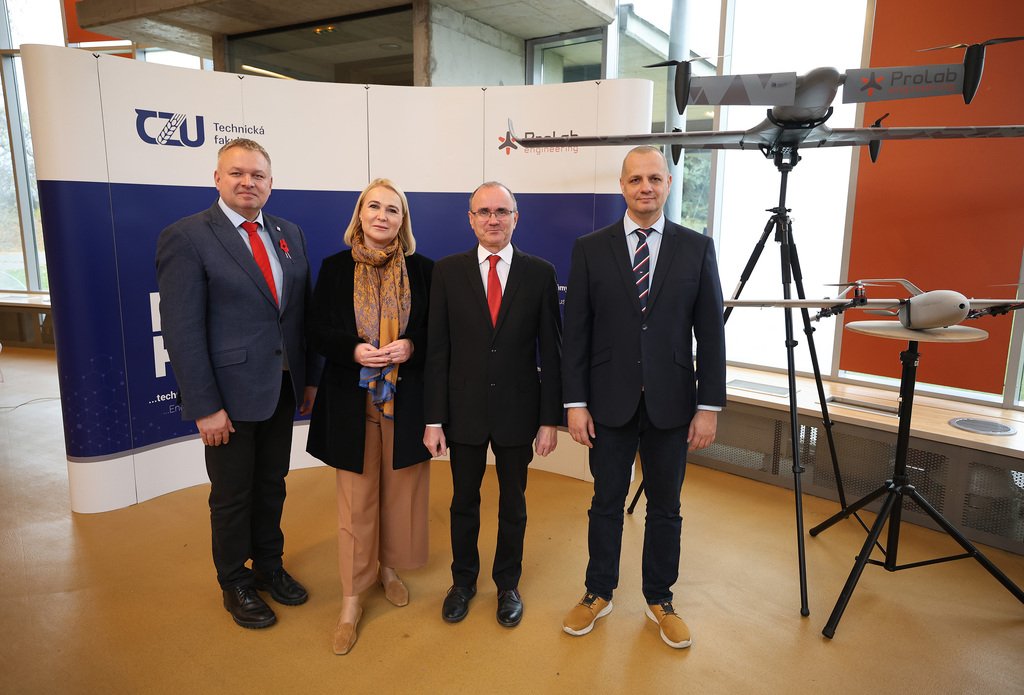 Ministryně obrany navštívila technologickou společnost ProLab Engineering, vyrábí drony využitelné i armádou