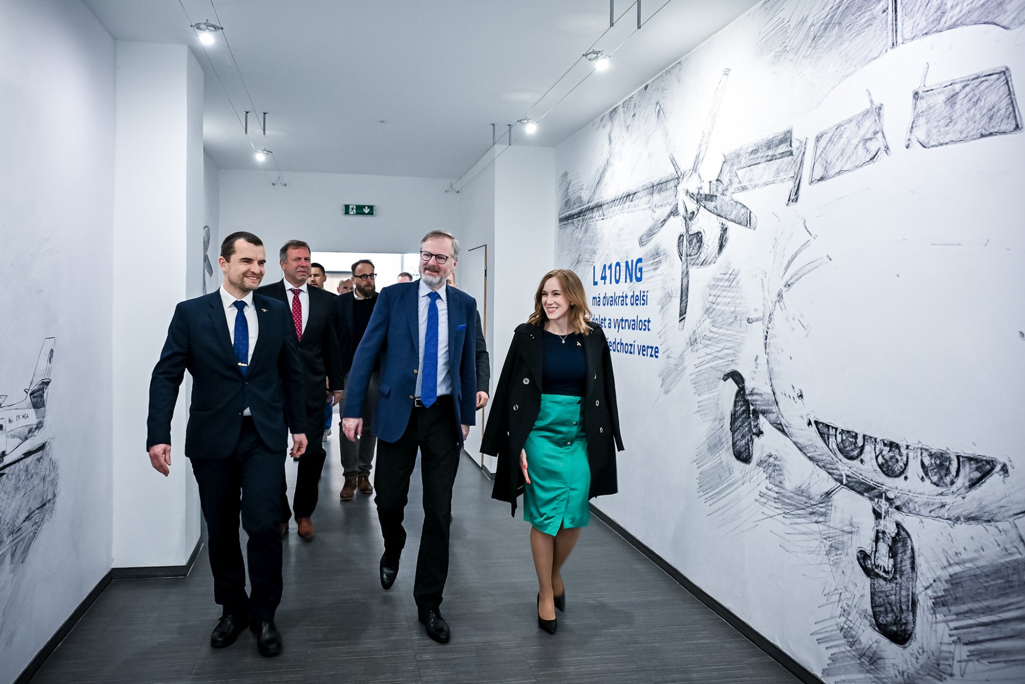 Premiér Petr Fiala navštívil tradičního českého výrobce dopravních letadel Aircraft Industries