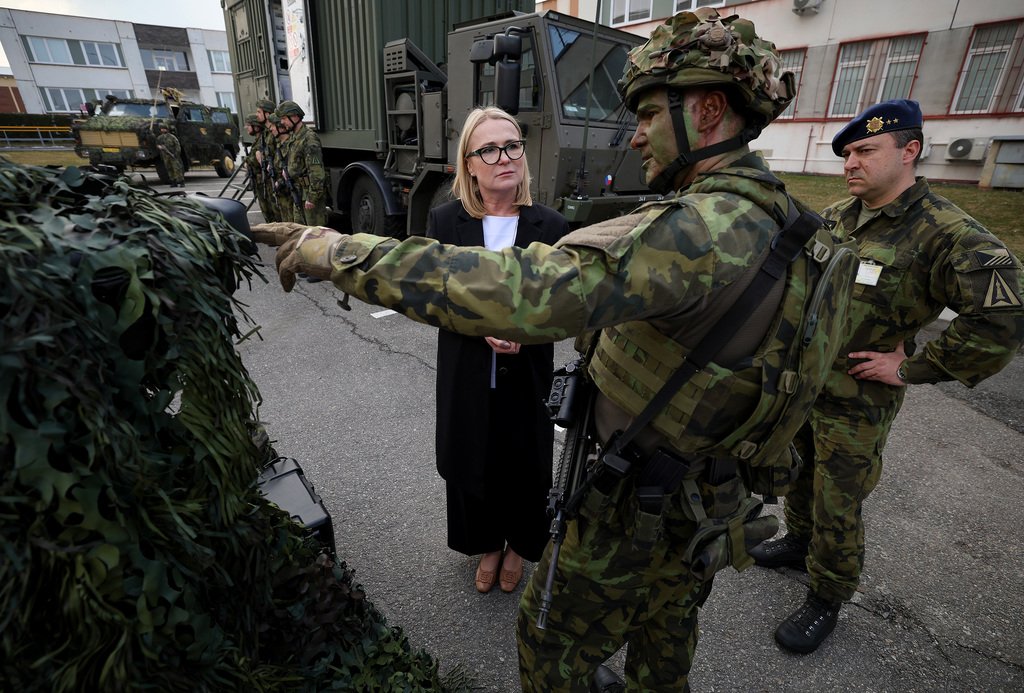 Ministryně obrany navštívila v Jihočeském kraji protiletadlovce i podnik obranného průmyslu
