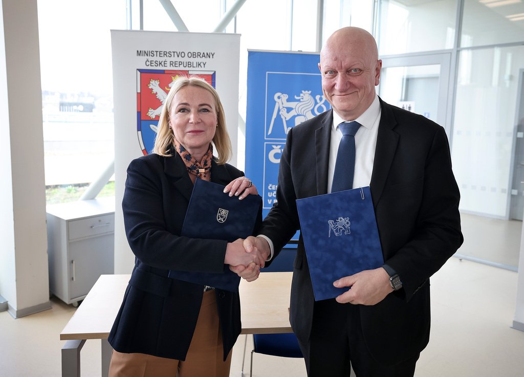 Ministryně obrany Jana Černochová podepsala memorandum s ČVUT
