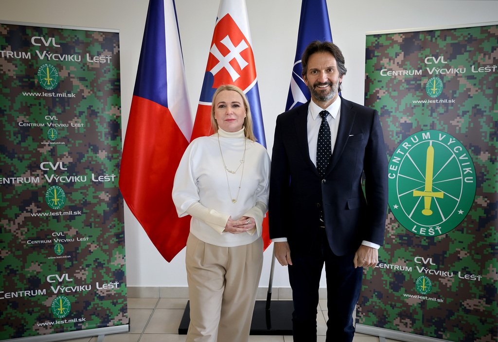 Ministryně obrany Jana Černochová zavítala za vojáky na Slovensko