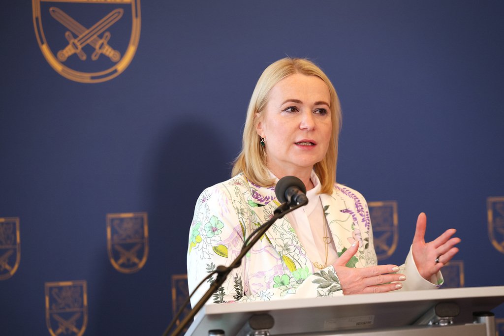 Ministryně obrany navrhuje vládě výrazné zvýšení platů vojáků