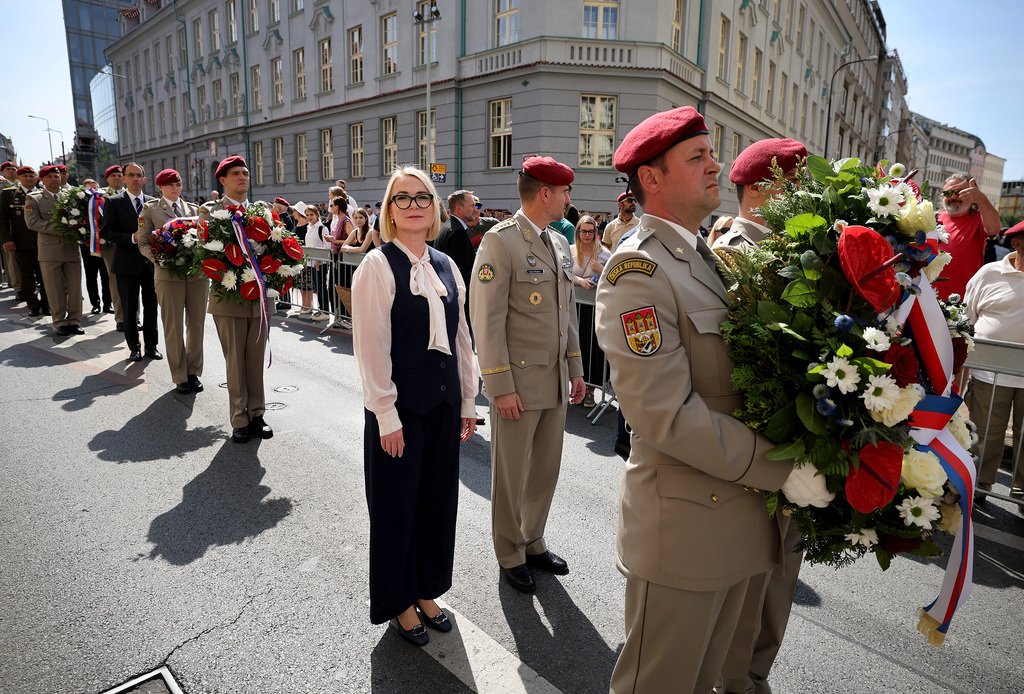 Ministryně obrany a šéf armády uctili památku parašutistů, kteří provedli atentát na Heydricha