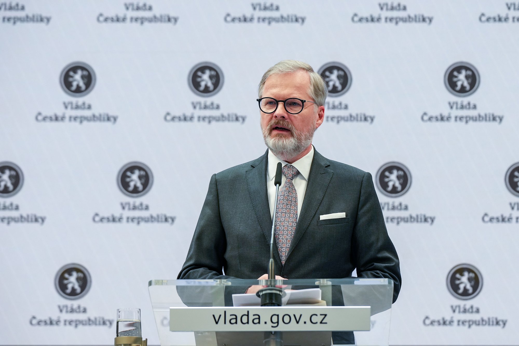Vláda zakázala používat ve státní správě produkty čínské společnosti DeepSeek a schválila financování exhumace tří obětí komunistického režimu