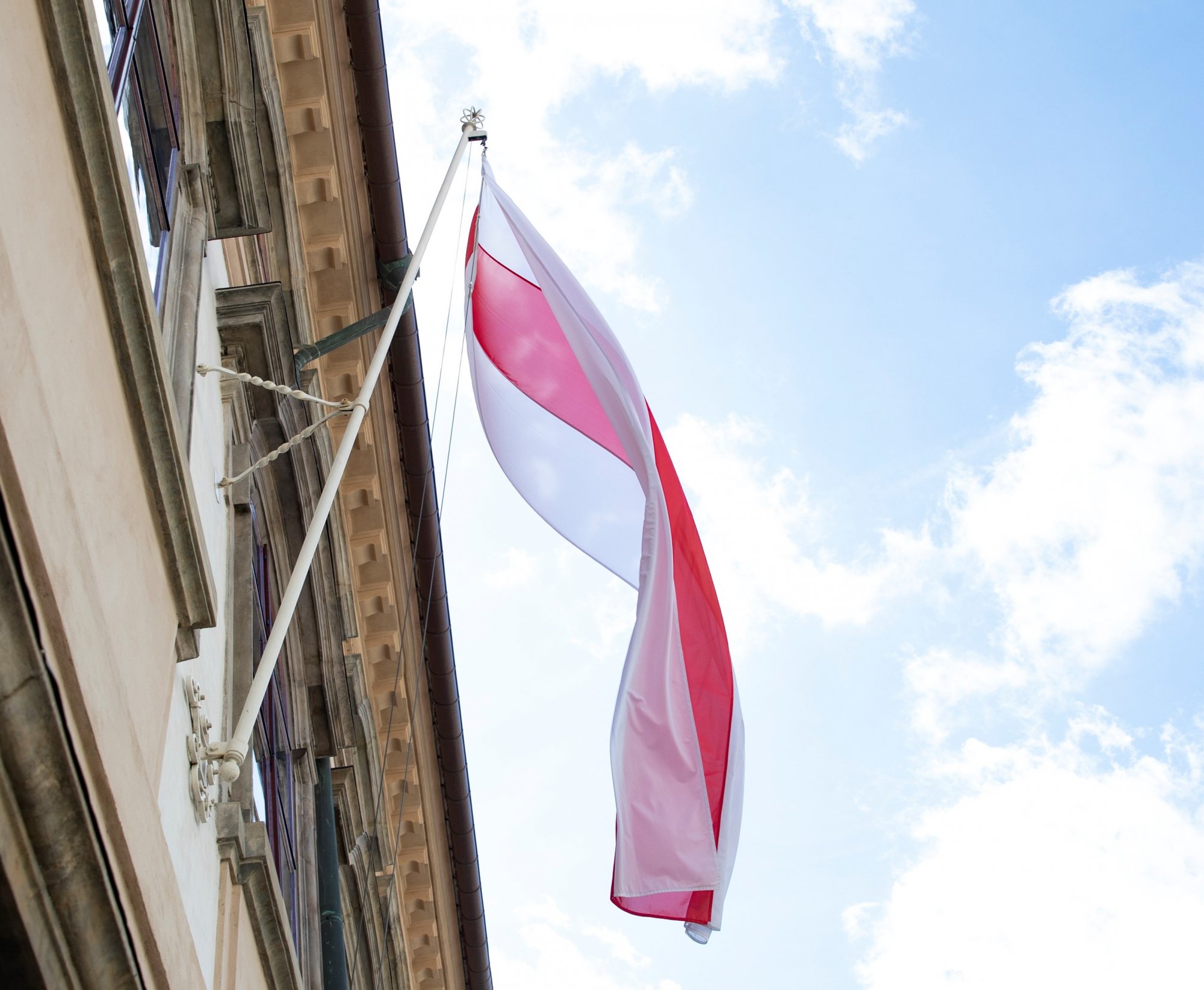 Nad sídlem Senátu opět vlaje historická vlajka Běloruska