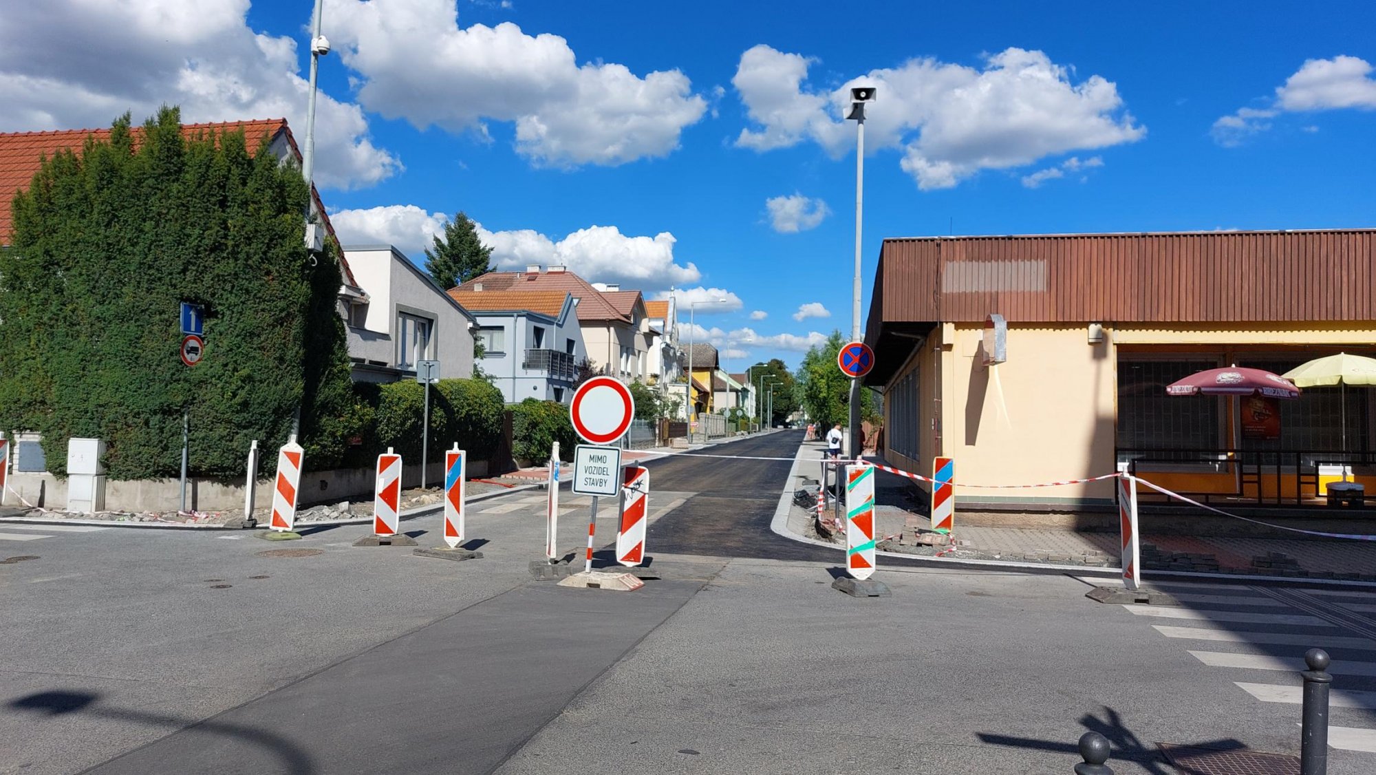 Kdy bude hotová úprava Prvomájové? Proč mizí keře?