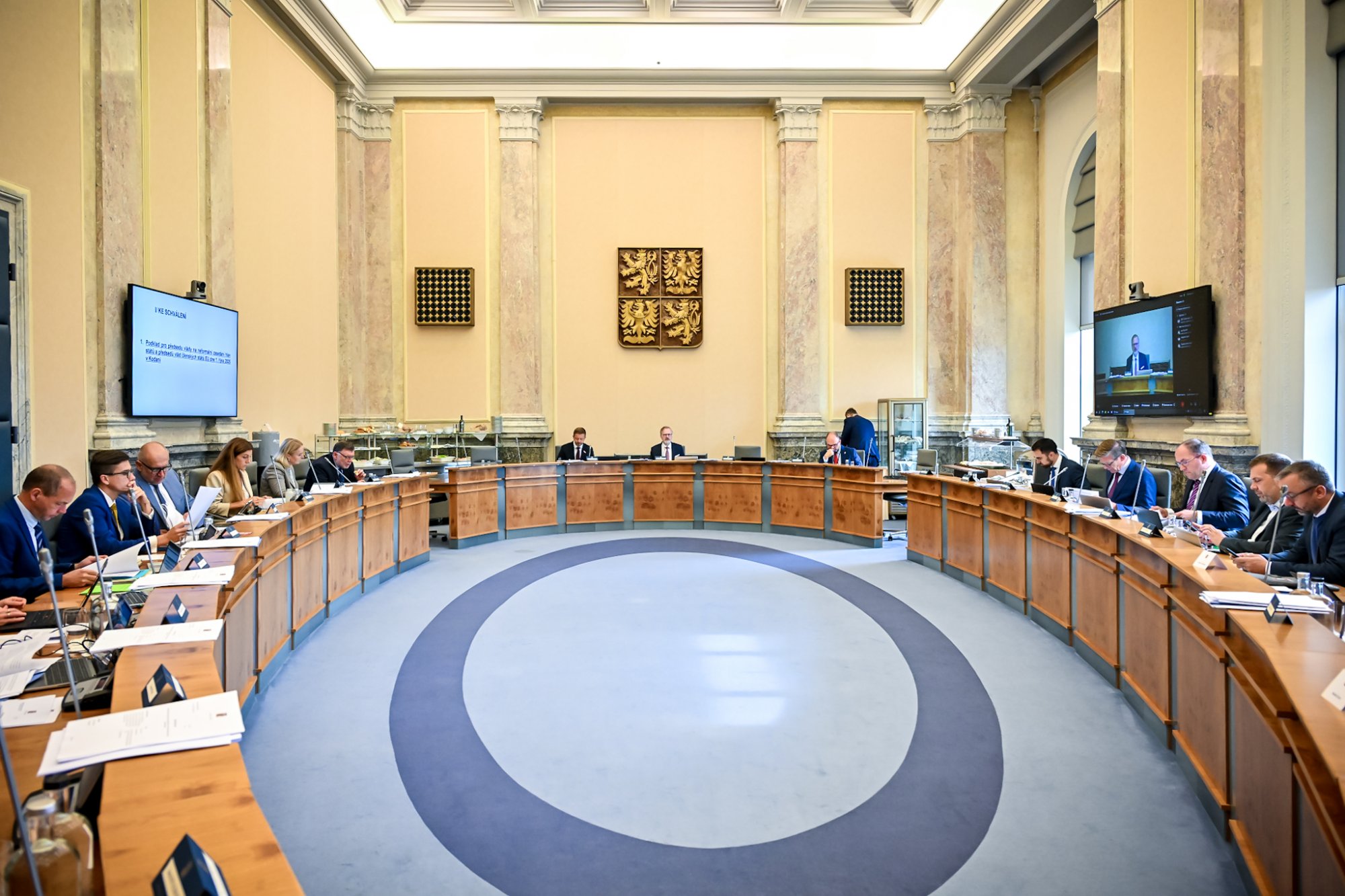 Vláda rozhodla o navýšení důchodů od ledna v průměru o 668 korun měsíčně, o pět procent se zvýší platy v ozbrojených sborech