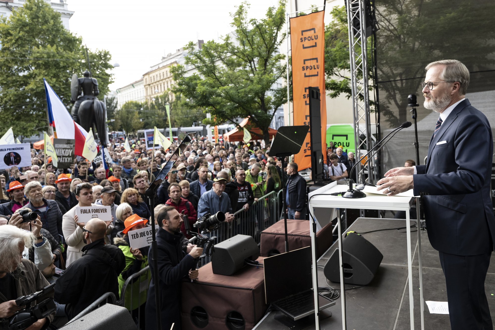 Petr Fiala na happeningu vyzval k aktivní účasti ve volbách: Zvedněme hlavu a braňme zemi před nájezdníky z Východu!