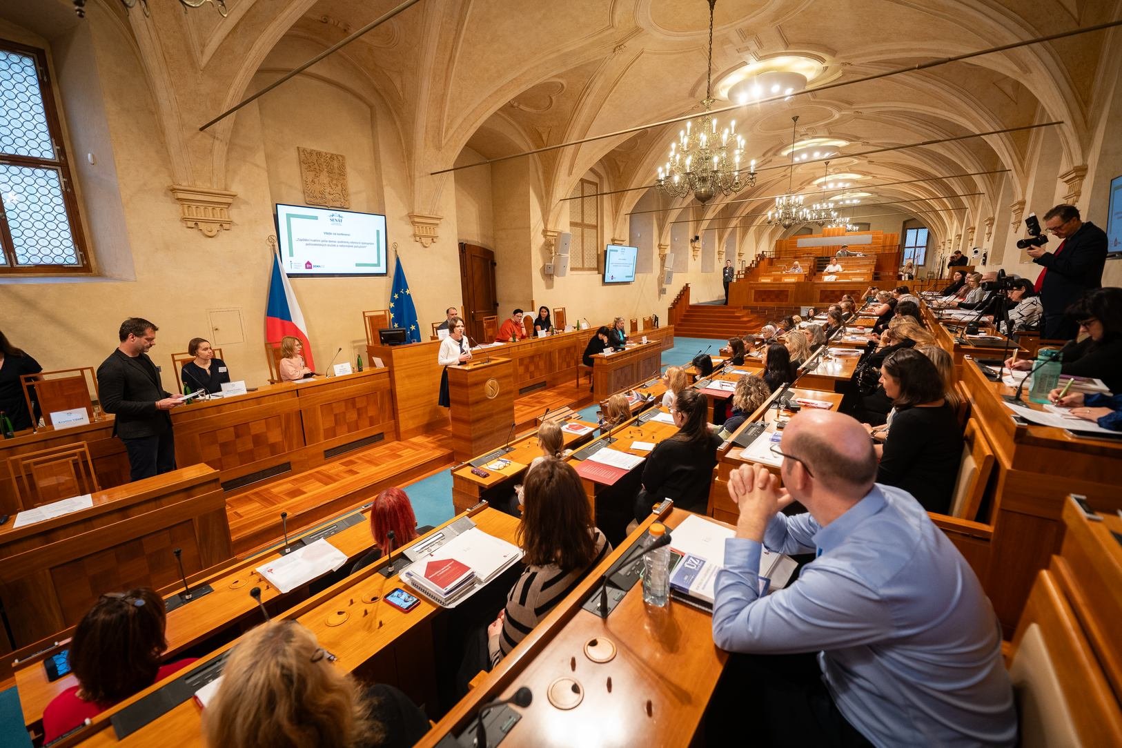 Sociální výbor: Sdílená péče doma je model budoucnosti