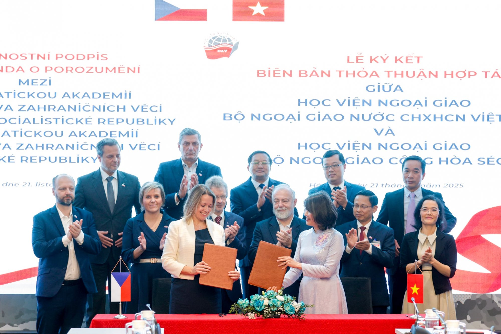 Daleko a přitom blízko, říká předseda Senátu Miloš Vystrčil o cestě do Vietnamu