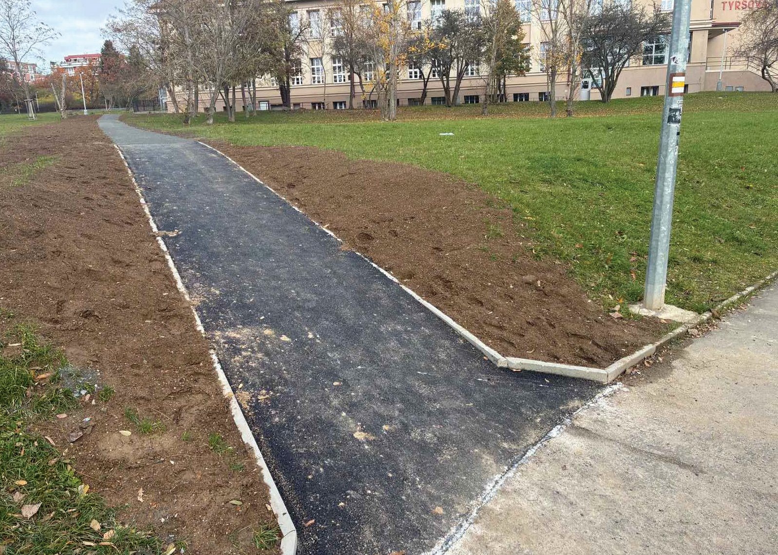 U Tyršovy školy jsme opravili chodníky